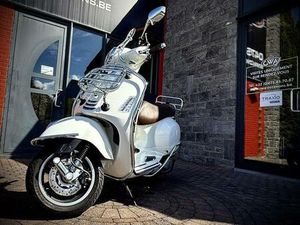 ② VESPA GTS 300 ETAT NEUF ! PRIX 4504 EUROS HTVA !