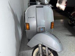 VESPA P200E 1983 KLASSIKER IN SILBER