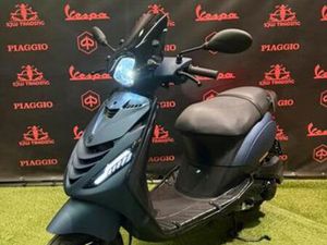PIAGGIO ZIP 2025 BROM! SP MATTE BLAUW ALPHA LED GARANTIE! — SCOOTERS | PIAGGIO — MARKTPLAATS