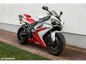 YAMAHA R1