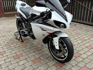 YAMAHA R1