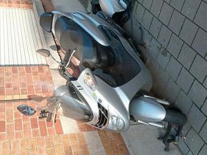 ② SCOOTER SYM 125 CC COMME NEUF BIEN ENTRETENU.