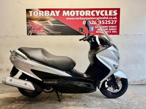 SUZUKI BURGMAN 125 MAXI SCOOTER 2018 68 REG 1 OWNER FROM NEW SATIN SILVER