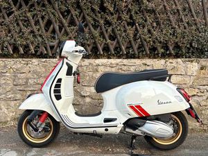VESPA GTS 300 SUPER RACING SIXTIES *WIE NEU* NUR 154 KM