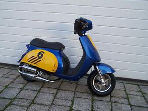 VESPA MIT MOTOR 50 CCM, 30 KG MAßSTAB 1:2