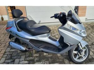 ROLLER PIAGGIO X8 250 INKL. KLEIDER UND HELME