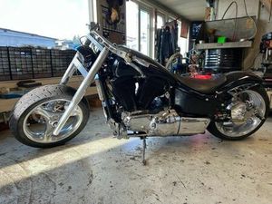 SUZUKI INTRUDER VS 1500 MIT WUNDERSCHÖNEM CUSTOM UMBAU