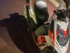 SCOOTER A VENDRE QUELQUES RAYURES MAIS SINON EN TRÈS BONNE ÉTATS