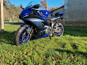 YAMAHA R7