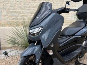YAMAHA NMAX 125 CM3 2022 PREMIÈRE MAIN
