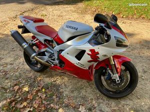 YAMAHA R1