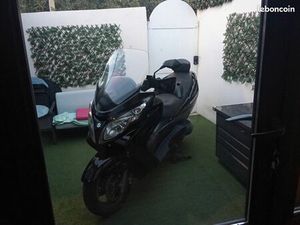 A VENDRE SUZUKI BURGMAN 400 MODÈLE EXCECUTIF,TRÈS BON ÉTAT