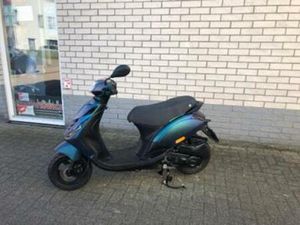 KERSTKRAKERS: PIAGGIO ZIP (BJ 2020) — SCOOTERS | PIAGGIO — MARKTPLAATS