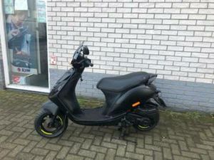 KERSTKRAKERS:PIAGGIO ZIP SP 45 4-T MAT ZW BJ2019 6.000KM — SCOOTERS | PIAGGIO — MARKTPLAATS