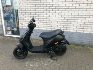 KERSTKRAKERS: PIAGGIO ZIP SP 45 4-T MAT ZWART BJ211 9000KM — SCOOTERS | PIAGGIO — MARKTPLAATS