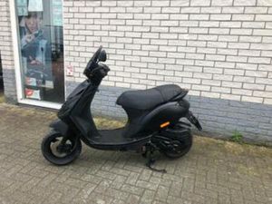 KERSTKRAKERS:PIAGGIO ZIP SP 45KM 4-T MAT ZWART BJ2018 9000K — SCOOTERS | PIAGGIO — MARKTPLAATS