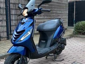 PIAGGIO ZIP BROM 4V ALS NIEUW — SCOOTERS | PIAGGIO — MARKTPLAATS