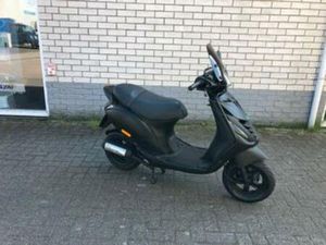 KERSTKRAKERS:2-TAKT PIAGGIO ZIP SP 45 MAT BLACK BROM BJ2011 — SCOOTERS | PIAGGIO — MARKTPLAATS