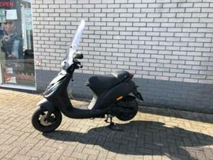 KERSTKRAKERS:PIAGGIO ZIP SP 45KM MAT ZWART 4-T BJ2020 6000 — SCOOTERS | PIAGGIO — MARKTPLAATS