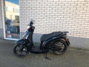 KERSTKRAKERS:KYMCO PEOPLE S 45KM BROM MAT ZW BJ2016 8100KM — SCOOTERS | KYMCO — MARKTPLAATS