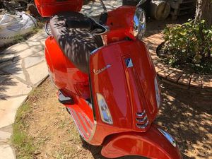 VESPA PRIMAVERA 50 – 2021 – 3 771 KM – 1ÈRE MAIN – ORANGE – TOP CASE + CUIR + CASQUE
