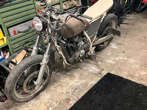 PROJET SCRAMBLER SUZUKI 650 DR À TERMINER