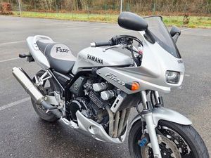 YAMAHA FAZER 600 FZS EN TRÈS BON ÉTAT
