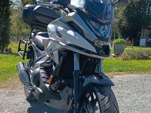 VEND OU ÉCHANGE 750 NC HONDA VIA FORZA 750