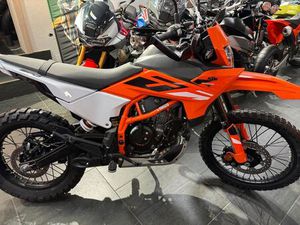 KTM 390 ENDURO R 2025 INKL. QUICKSHIFTER+