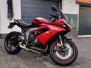 TRIUMPH DAYTONA 660