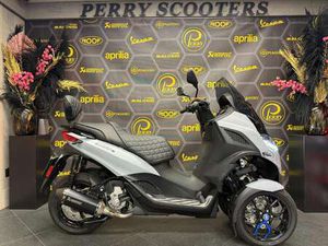 PIAGGIO MP3 310 SCOOTER HPE SPORT EURO5+ 2025 AKRAPOVIC MALOSSI TU GRIJS