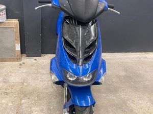 APRILIA SR50 ROLLER BLAU - SPORTLICHES DESIGN