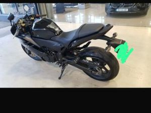 MOTO CBR 600 F PRETA COM DOURADO CORROIOS