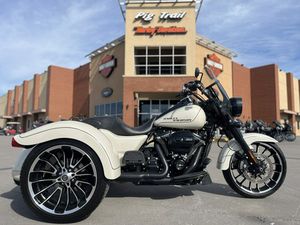 2023 HARLEY-DAVIDSON® FREEWHEELER® FLRT WHITE SAND PEARL 856494