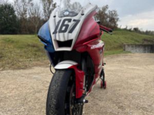 YAMAHA R1 2024