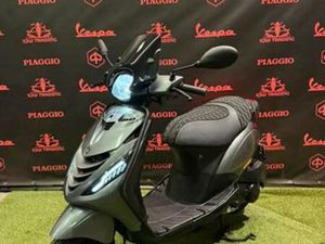 PIAGGIO ZIP 2021 SNOR/BROM! SP GRIJS / RS ZADEL GARANTIE! — SCOOTERS | PIAGGIO — MARKTPLAATS