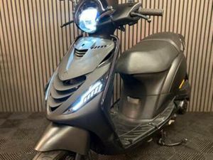 PIAGGIO ZIP 4T 3V BROM 2022 FULL OPTION MAT ZWART — SCOOTERS | PIAGGIO — MARKTPLAATS