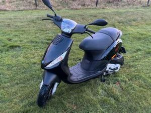 PIAGGIO ZIP 2000 45KM/H —ZO GOED ALS NIEUW— — SCOOTERS | PIAGGIO — MARKTPLAATS