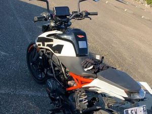 KTM DUKE 125 – 2021 – 9 727 KM – LIGNE AKRAPOVIC – VENTE URGENTE