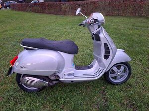 ② VESPA 125 GTS 2010 12 000 KM