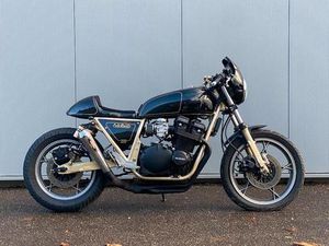 ② SUZUKI GS 1000 CAFE RACER « ÉDITION SPÉCIALE JOHN PLAYER »