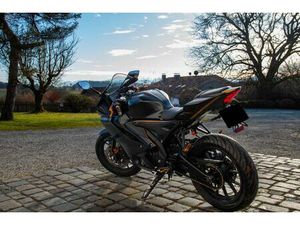 YAMAHA YZF-R 125 SCHWARZ-GOLD
