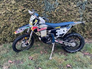 HUSQVARNA TE 300 2025 RED BULL DESIGN TBI
