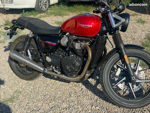 TRIUMPH 900