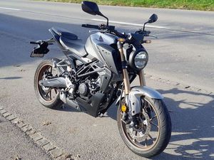SEHR SCHÖNER HONDA CB 125 R IN NEUWERTIGEM ZUSTAND