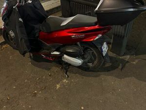 JE VENDS UN SCOOTER HONDA PCX EN TRÈS BON