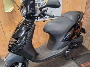 EEN ZEER NETTE PIAGGIO ZIP VAN 1E EIGENAAR. — SCOOTERS | PIAGGIO — MARKTPLAATS