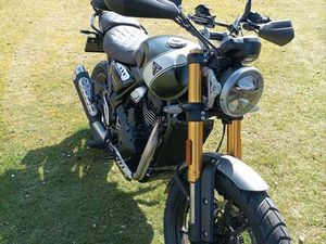 ② TRIUMPH SCRAMBLER 400X