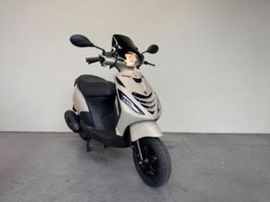 PIAGGIO ZIP BROM 45 KM/H, BWJ 03-2024, DESERT STORM, CUSTOM — SCOOTERS | PIAGGIO — MARKTPLAATS