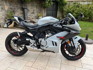 VENDS OU ÉCHANGE CF MOTO 675 SR R